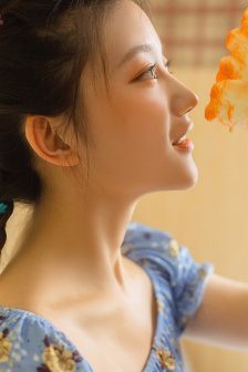 女生跷二郎腿自慰